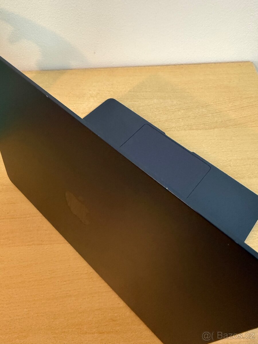 MacBook Air M2, 13”, 8GB RAM, 512GB SSD - 7