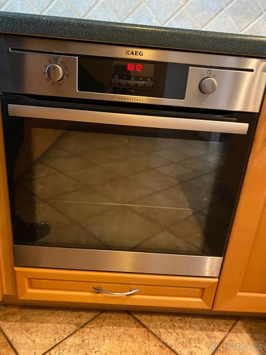 Moderní kuchyňská linka se spotřebiči - 7