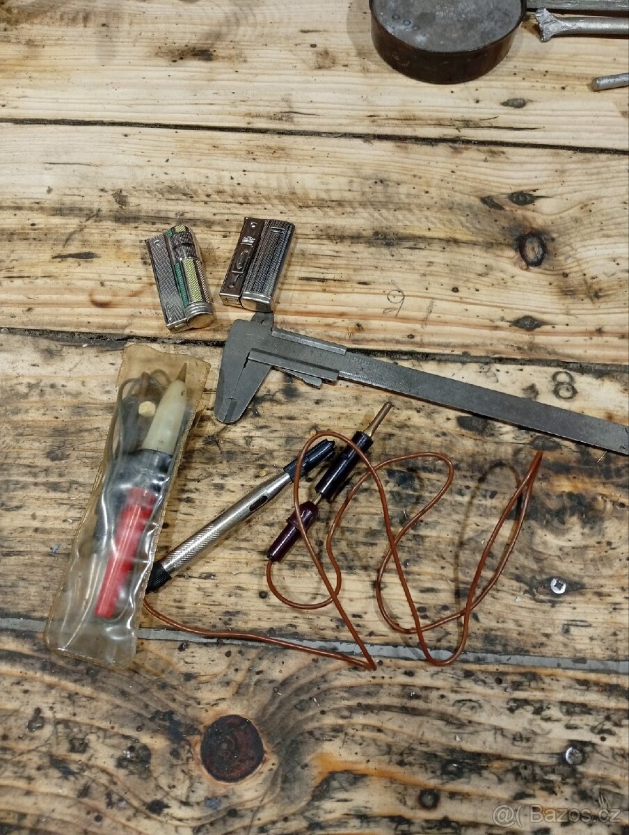 Vybavení dílny. Nabíječka, hasicí přístroj, pila - 7