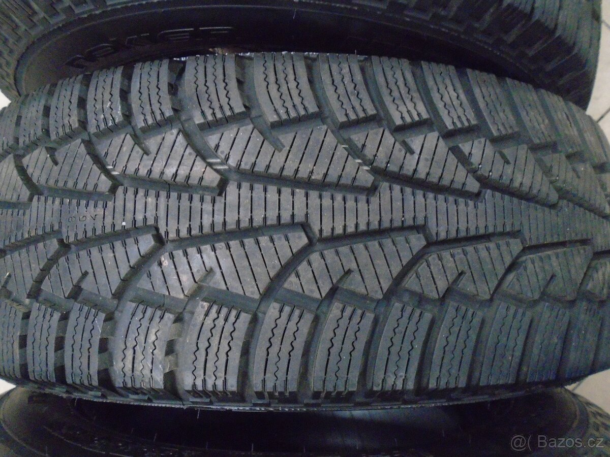 Zimní pneu 225/70R15C NOKIAN - 7