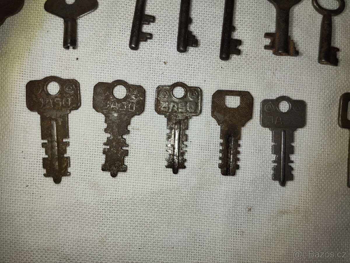 Staré dveřní Zámky, visací zámky a klíče - 7