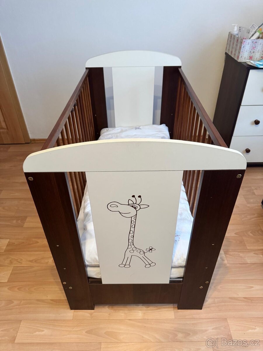 Přebalovací pult a postýlka Klupš Safari, ořech - bílá - 7