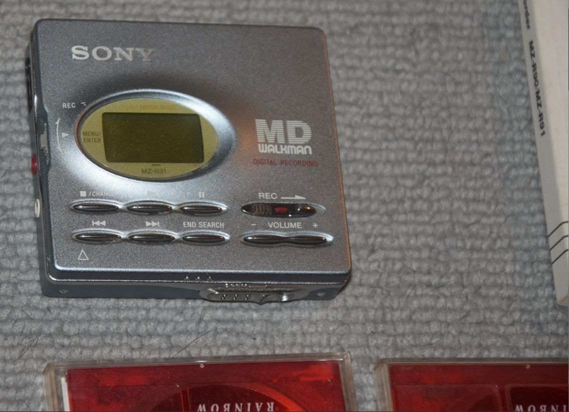 Minidisc Sony MZ-R91, manual, AA adapter, manual, MD disky - 7