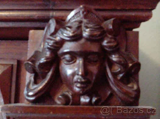 starožitná vyřezávaná skříň - 7