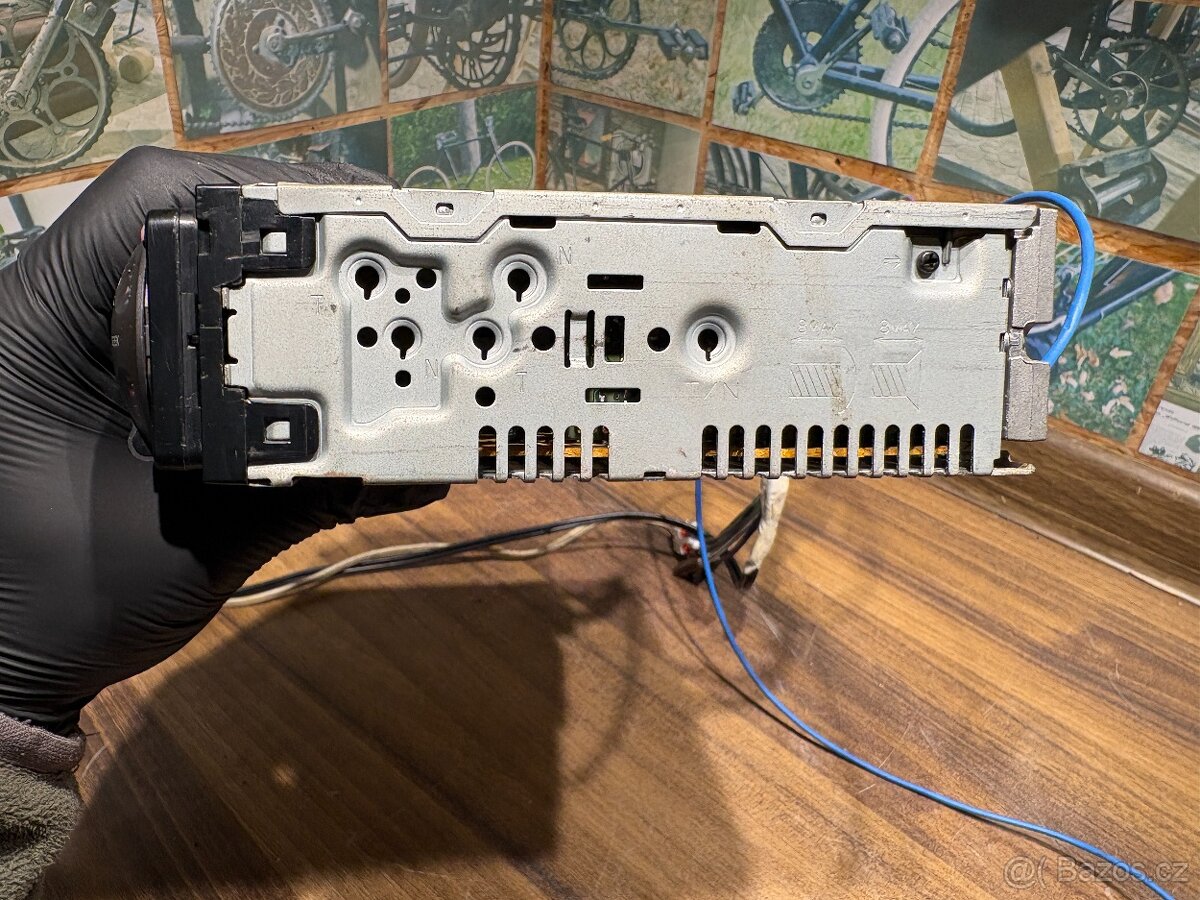 SONY CDX-R3000–červené podsvícení, Tuning dvířka pro CD. - 7