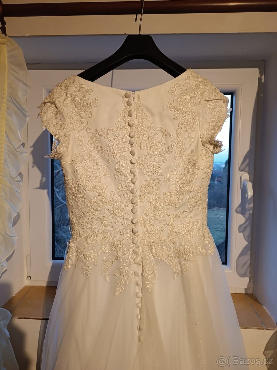 Krajkové svatební šaty - 7