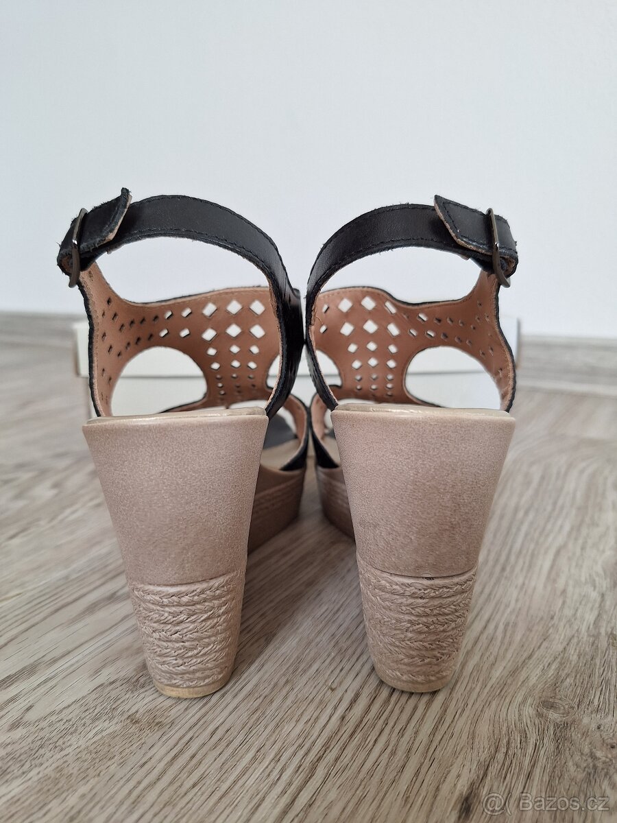 Cerne kozene sandalky na klinku Lasocki - 7