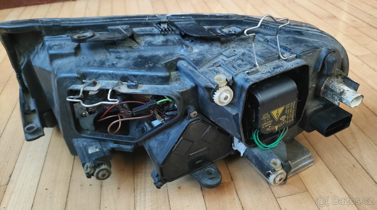 Přední pravý xenonový světlomet na Škoda Superb 1 - 7