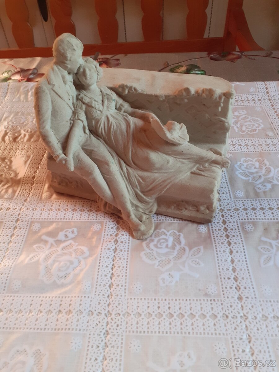 Soška milenci na lavičce, opice sedici - 7