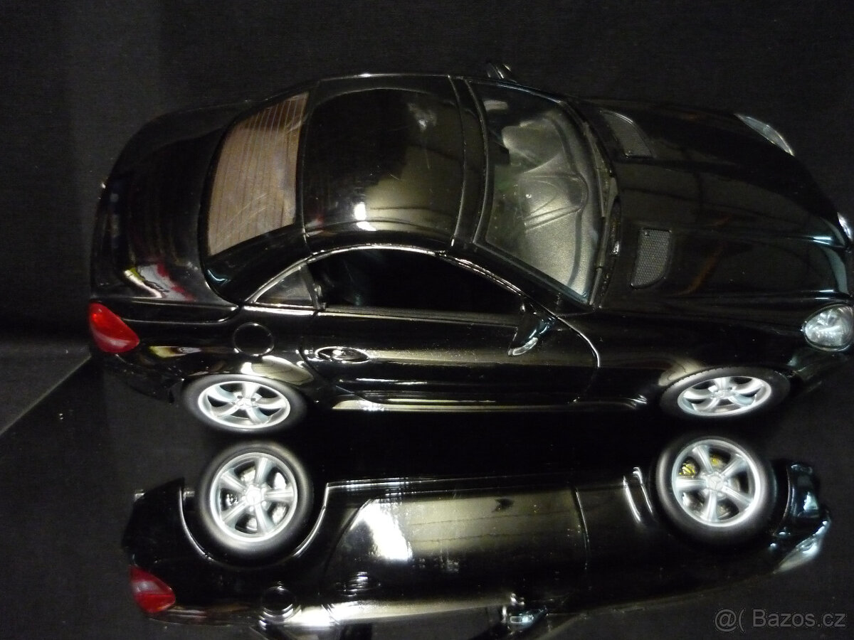 Mercedes Benz SLK 350 Welly 1/18 - 7