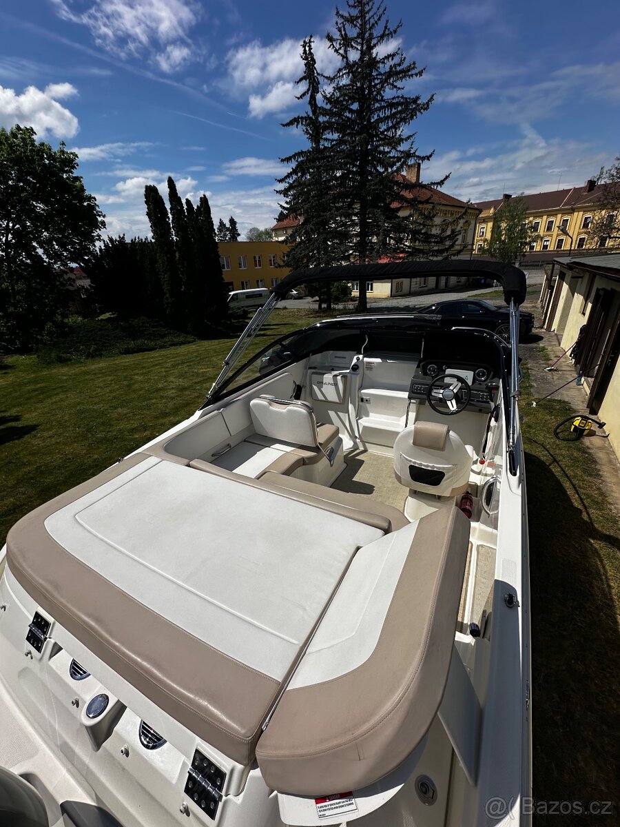 Kajutová loď Bayliner VR5 CUDDY - 7