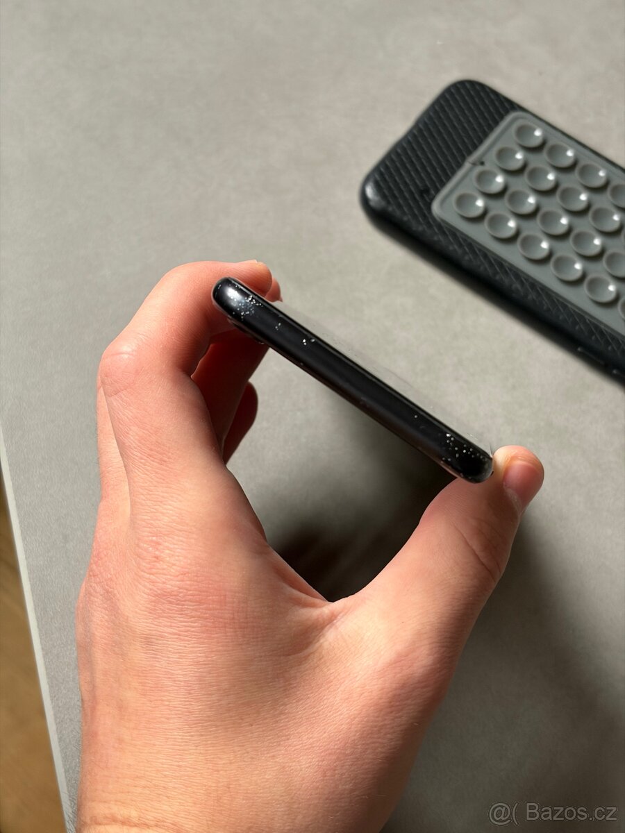 📱 iPhone SE (2020) 64GB - 7