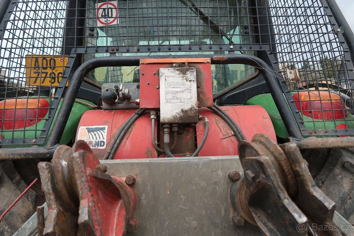 Traktor John Deere s lesnickou nástavbou - 7