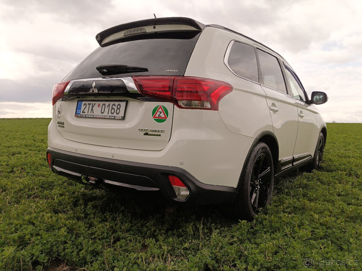 Outlander 2.2 4WD 7 míst BlackEdition TOP - 7