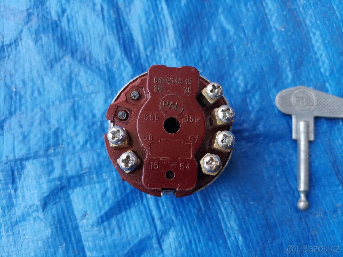 Spínací skříňka PAL se dvěma klíčky - 7