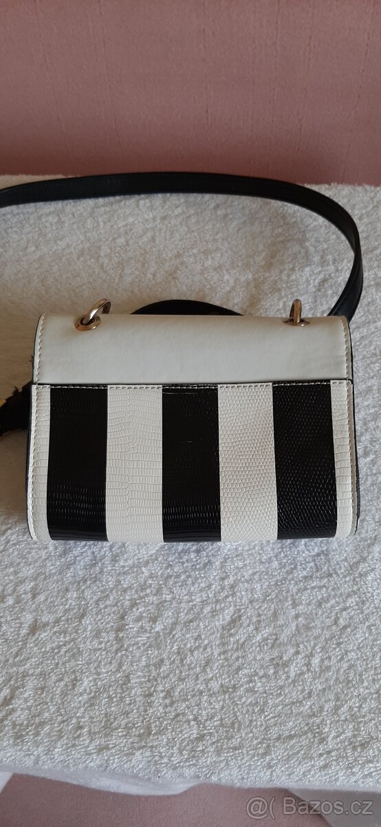 Malá crossbody kabelka Guess·GUESS - 7