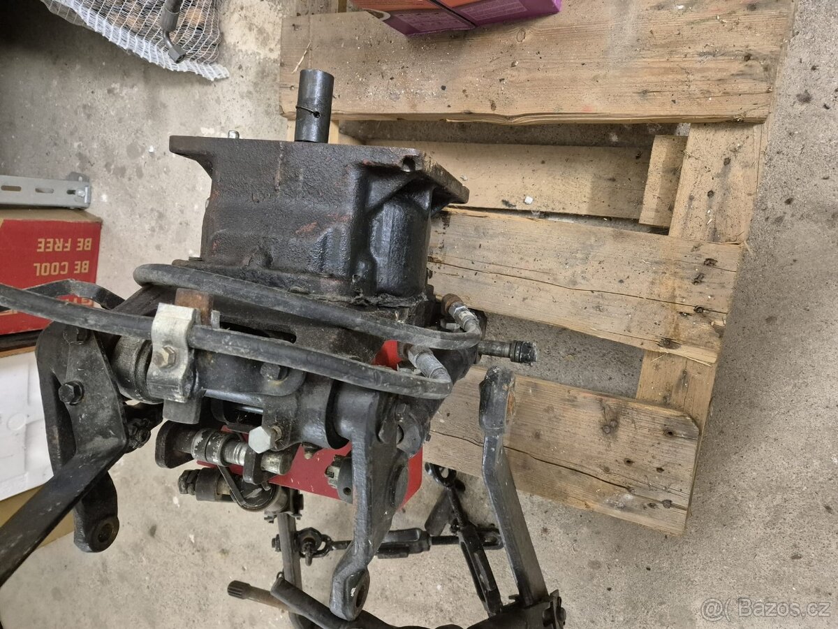 Přední 3 bodový hydraulický závěs na Belarus 320.4 - 7