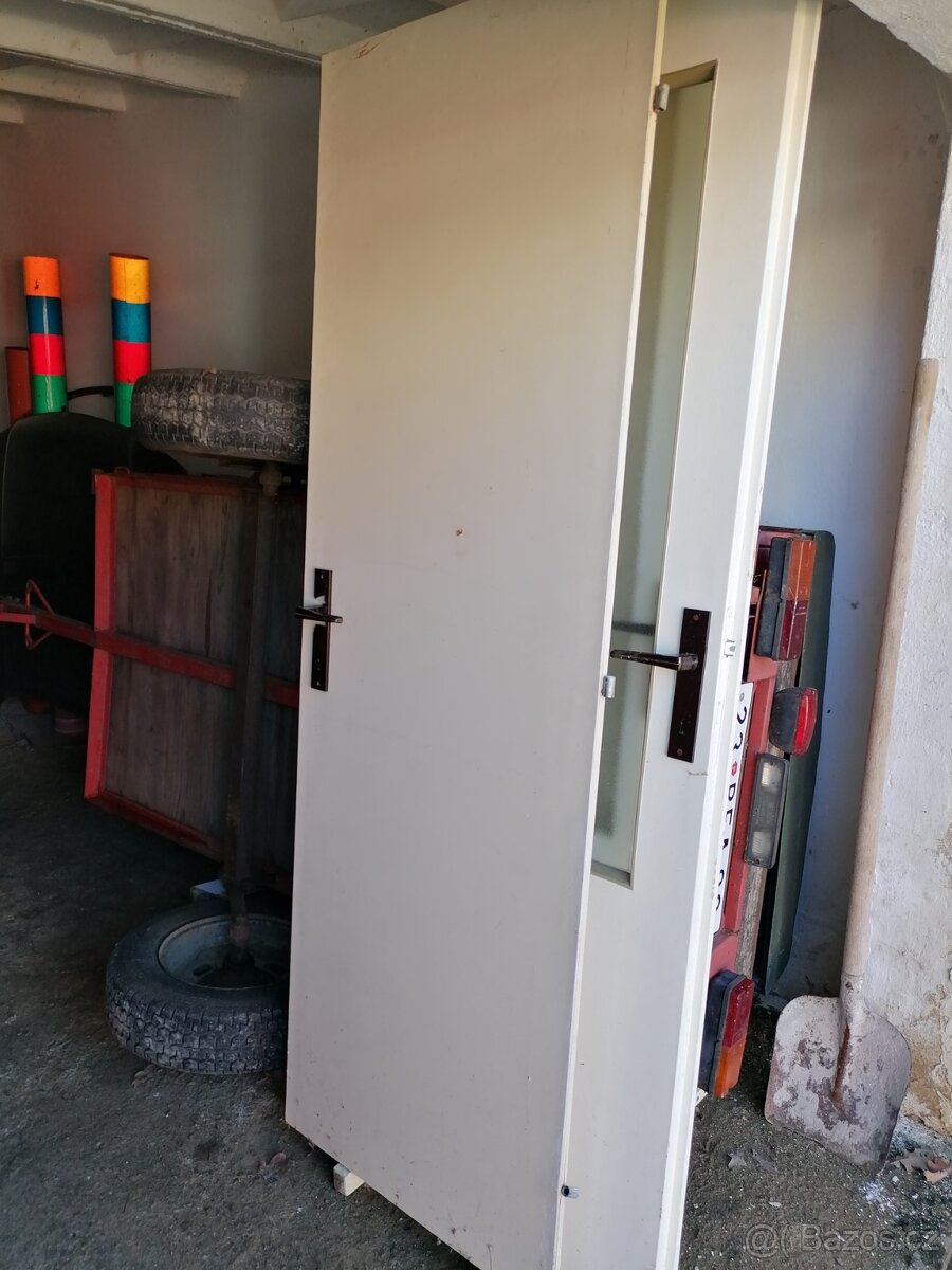 Prodám interiérové dveře - bíle pěkný stav. - 7