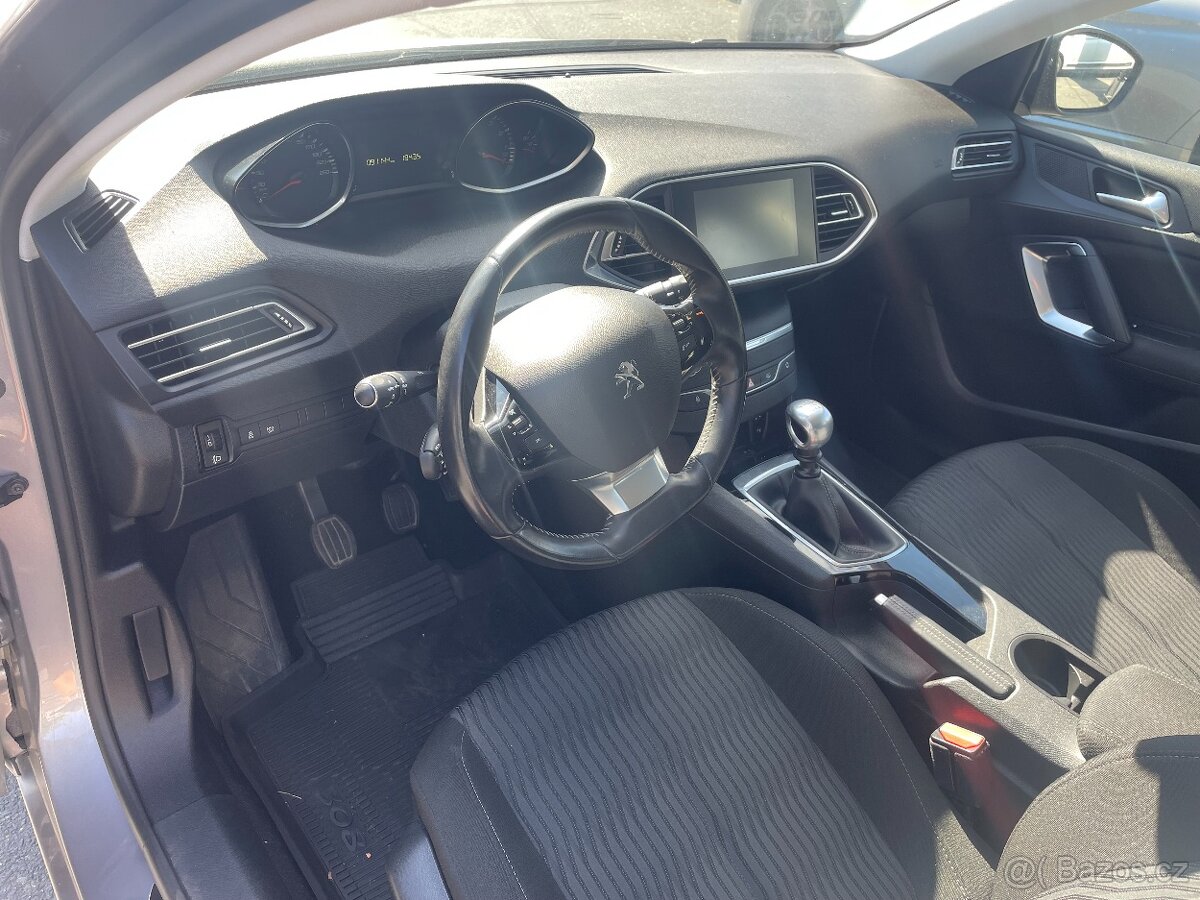 PEUGEOT 308 SW ALLURE 1.2i 96 KW Pure-Tech ČR 2015 - 7