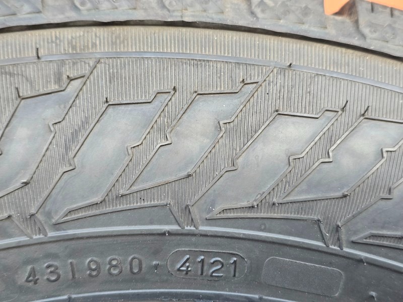 Zimní Nokian 215/65/16C + disky - 7