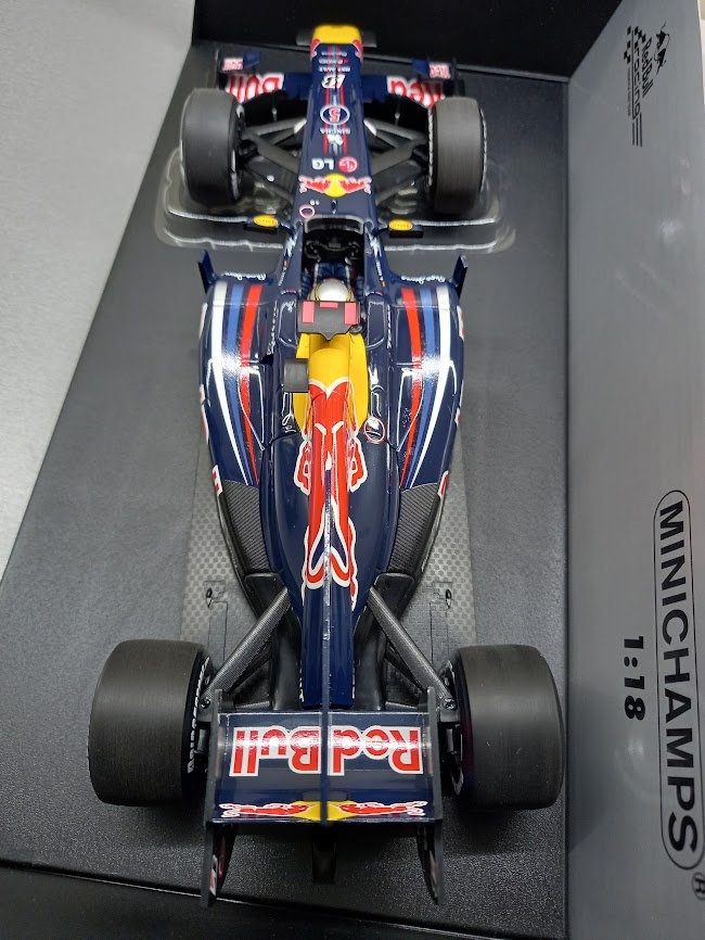 2X F1 RED BULL RB6 2010 a RB7 2011 VETTEL MINICHAMPS 1:18 - 7