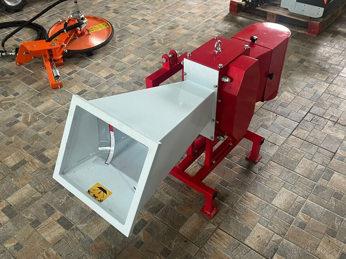 Traktorový špalíkovač a drtič větví PORTOS 03T - 7