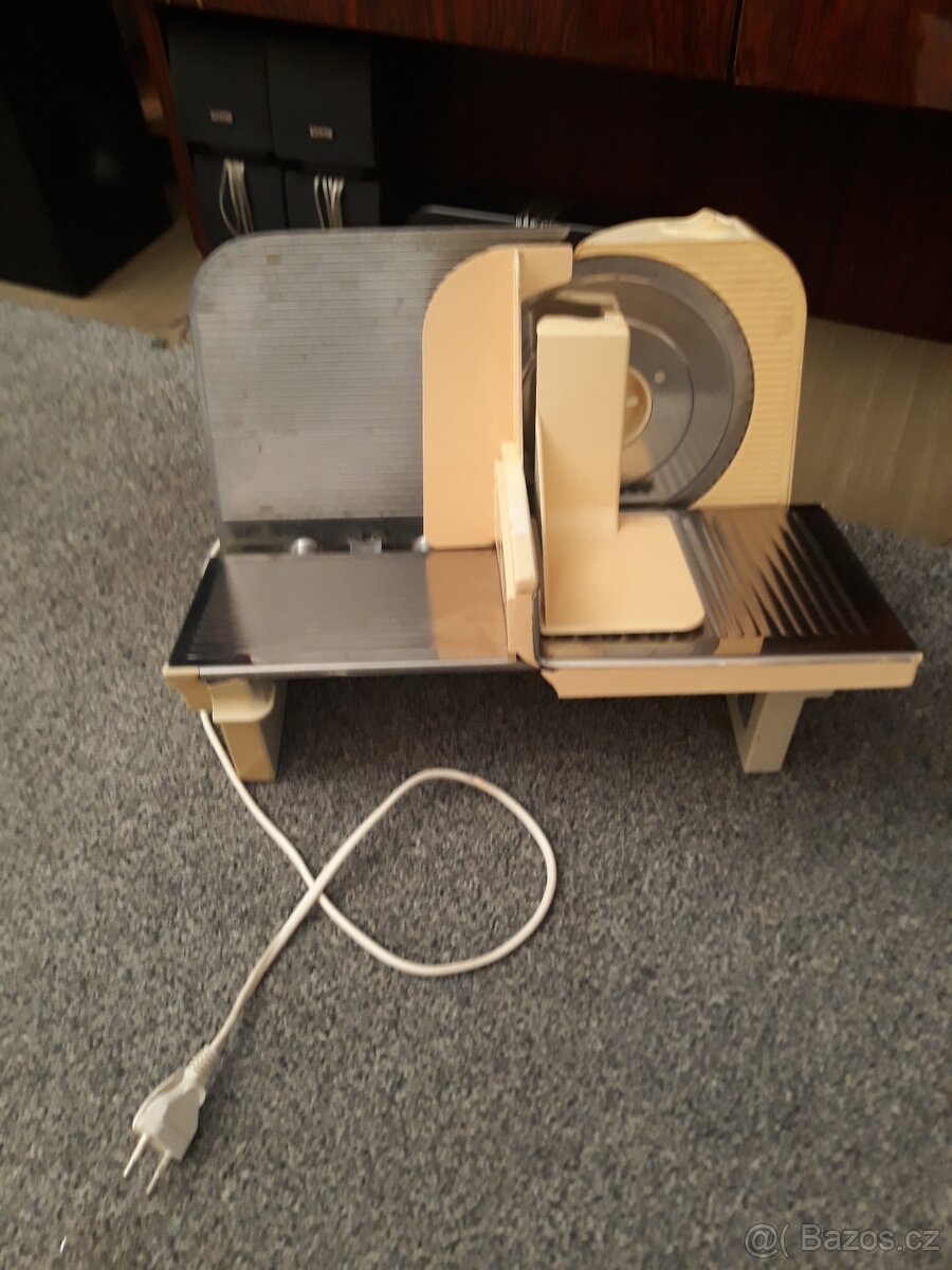 ELEKTRICKÝ KRAJEČ ZN. ZELMER, KOVOVÝ 220 V. - 7