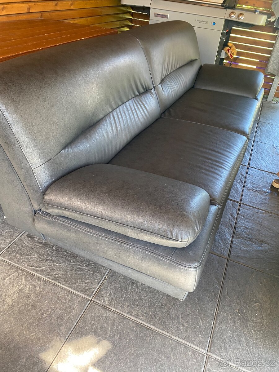 Koženková černá sedačka - 7