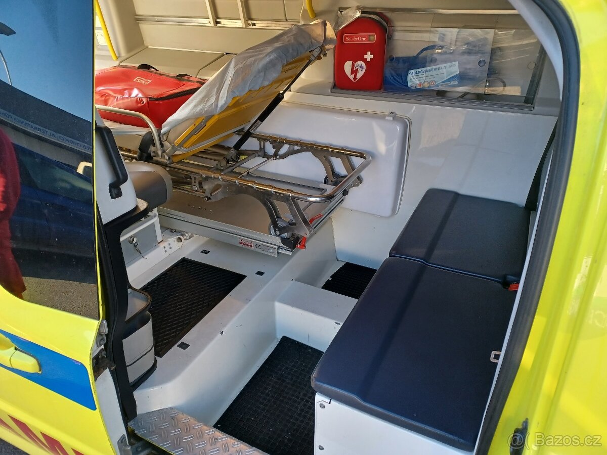 Volvo V70 AWD ambulance - 7