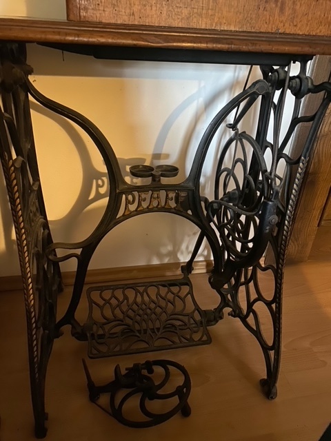 Starožitný šicí stroj PFAFF - 7