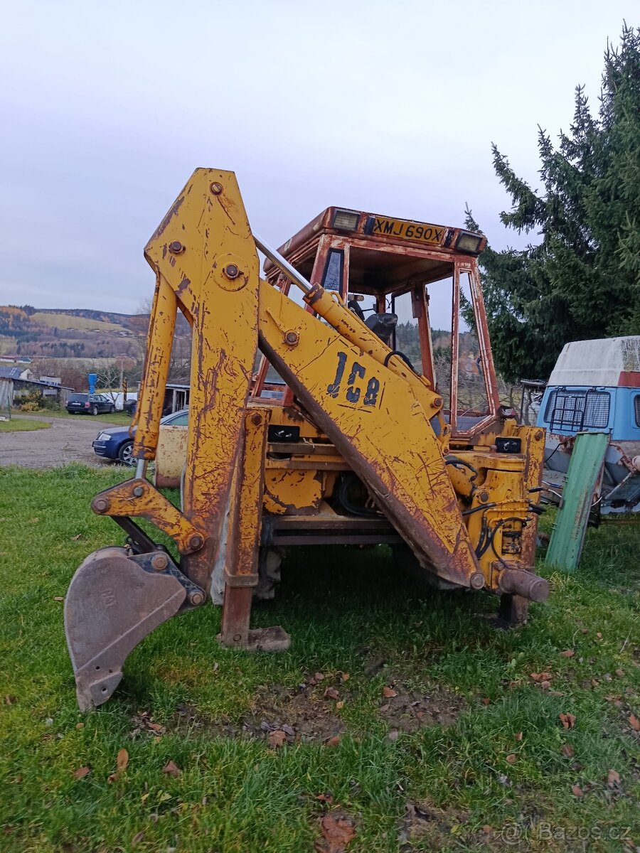 Traktorbagr JCB - 7