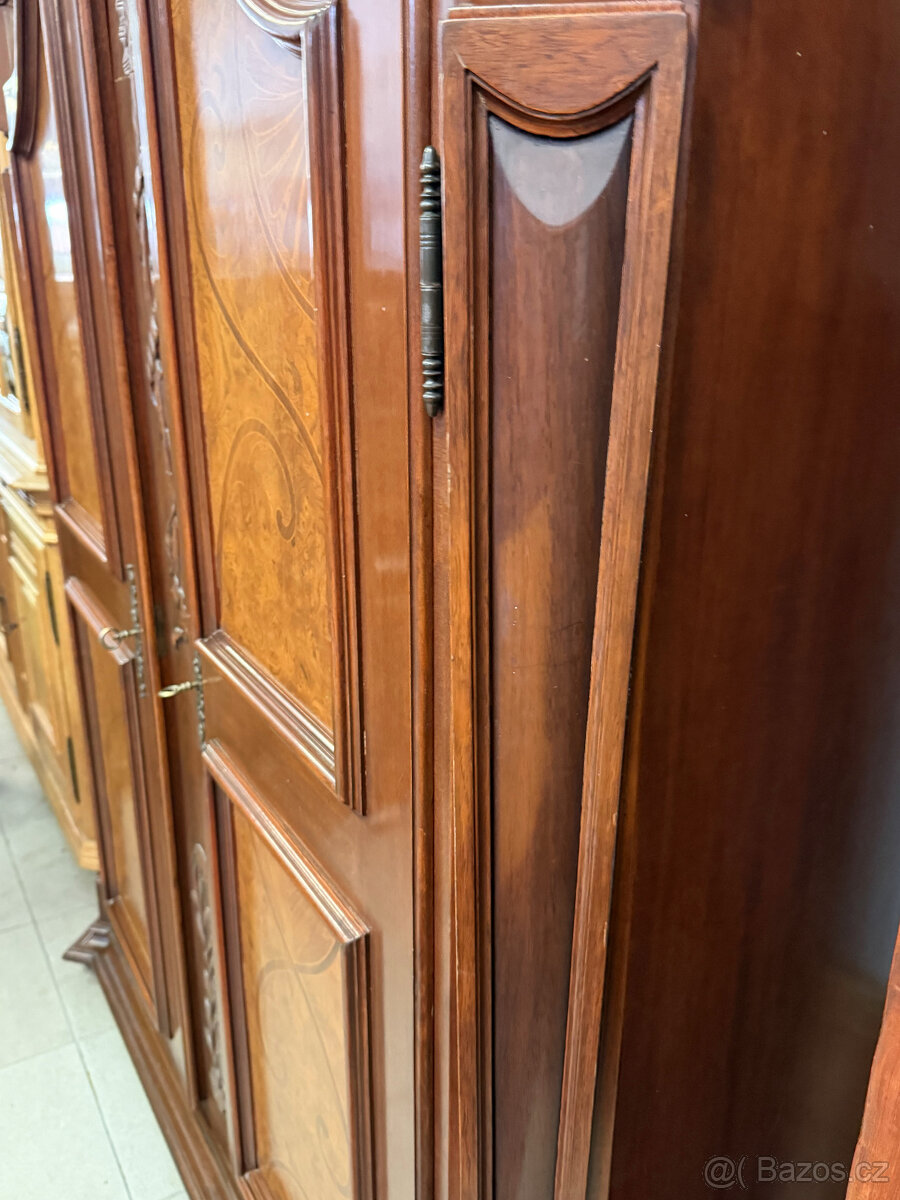 Dvoudvéřová zdobená starožitná skříň s intarzií - 7