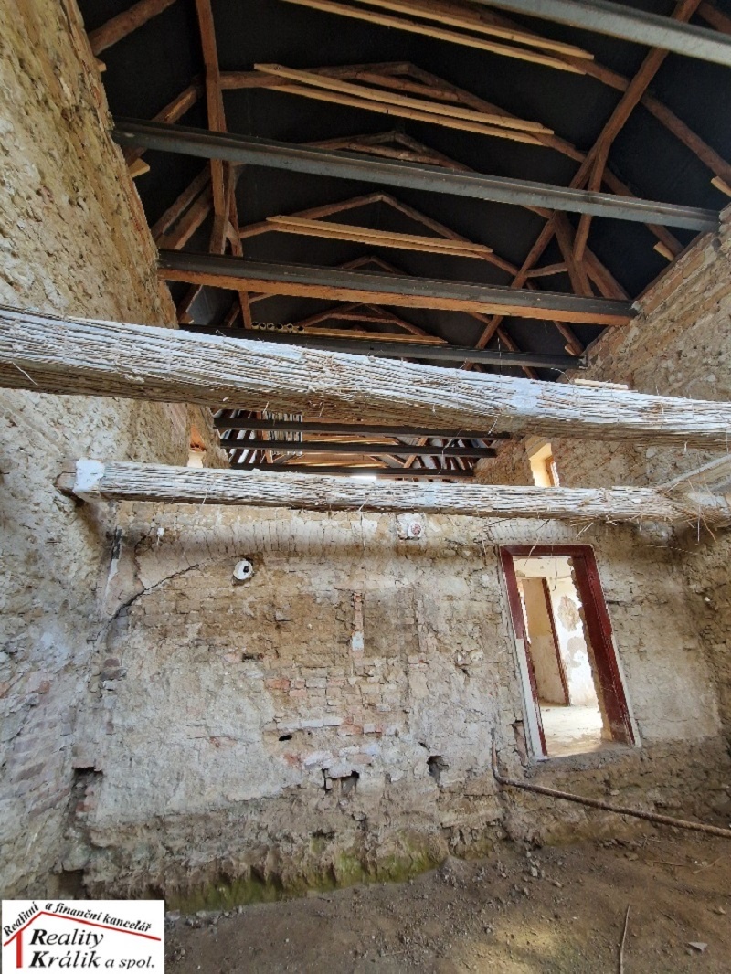 Dvoupatrový dům s podkrovím a zahradou, 3km od K.Hory - 7