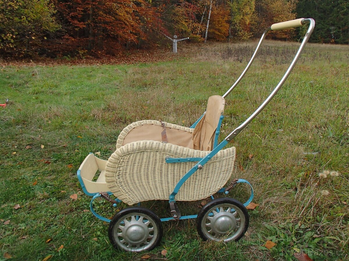 retro tříkolka a kočárek - 7