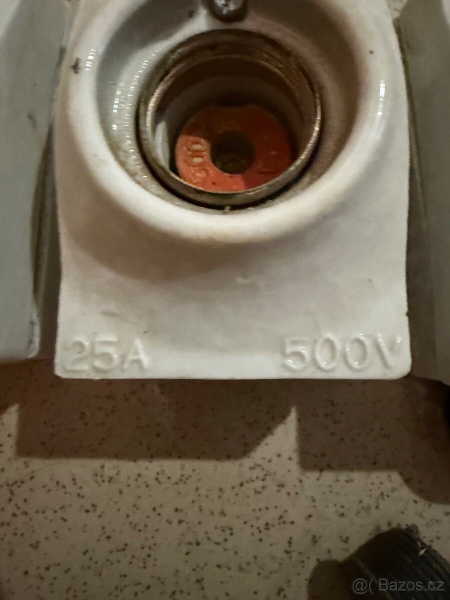 Porcelánový jistič - 7