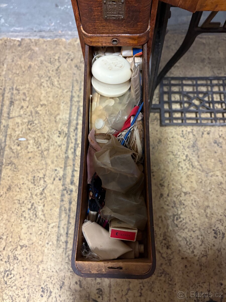 Prodám starý šicí stroj Lada - 7