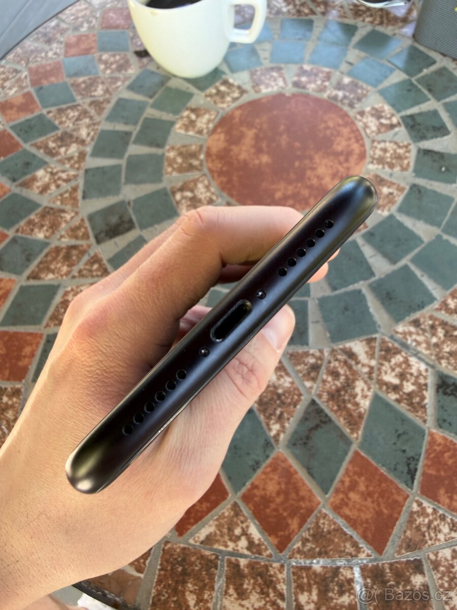iPhone XR, 64GB, Black - 7