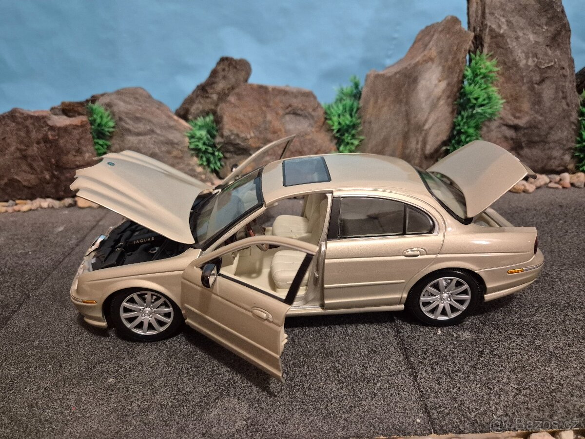 Prodám model 1:18 Jaguar S type - 7