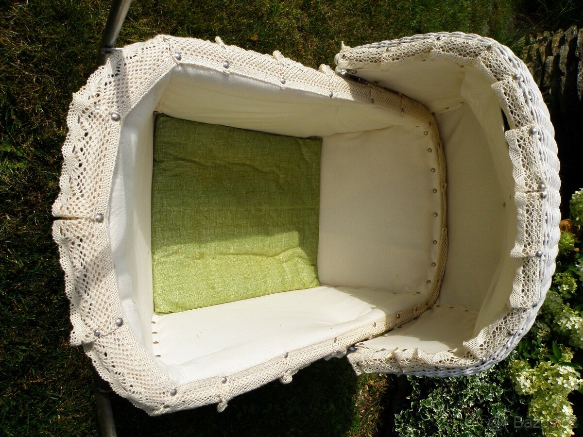 Starožitný kočárek po renovaci - 7