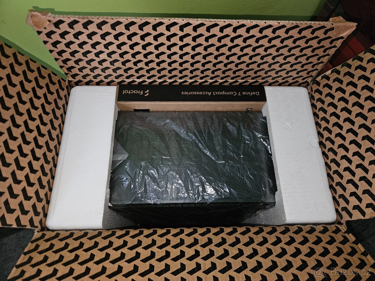 Prodám počítačovou skříň Fractal Design Define 7 Compact - 7