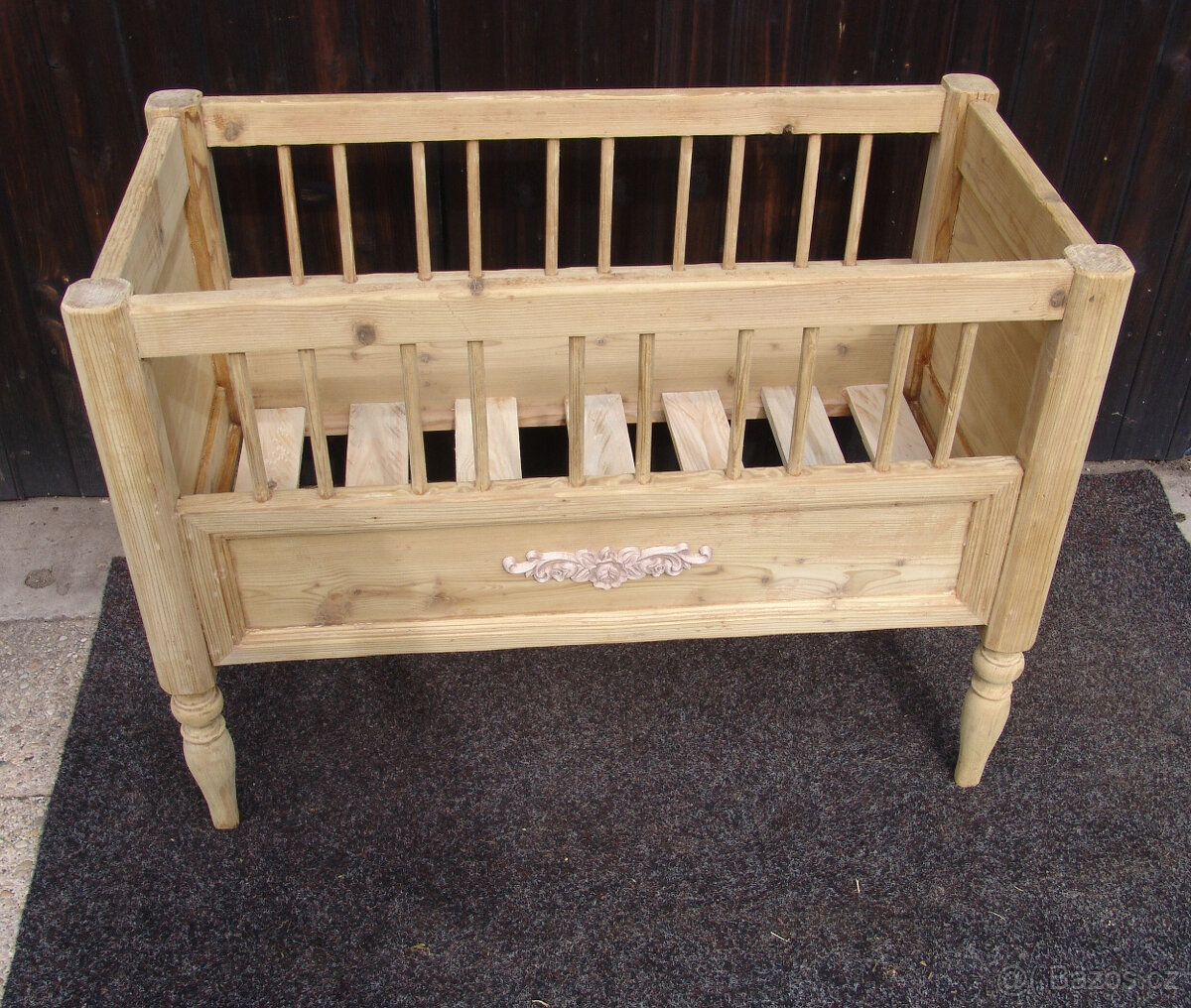 Starožitná dětská postýlka s řezbou - 7