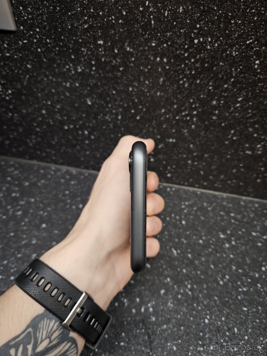 iPhone 11. 128 GB Černý 82% baterie - 7