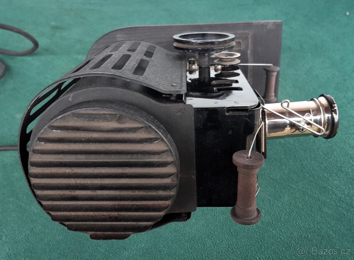 Promítačka na ruční pohon - 7