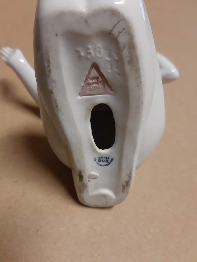 Soška dívky DUX - 7