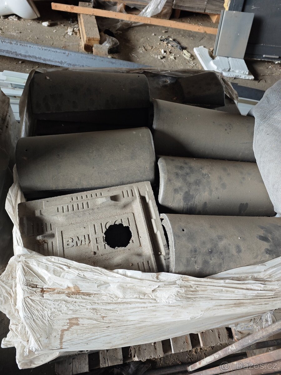 Stavební materiál – střešní tašky a další, různé druhy. - 7