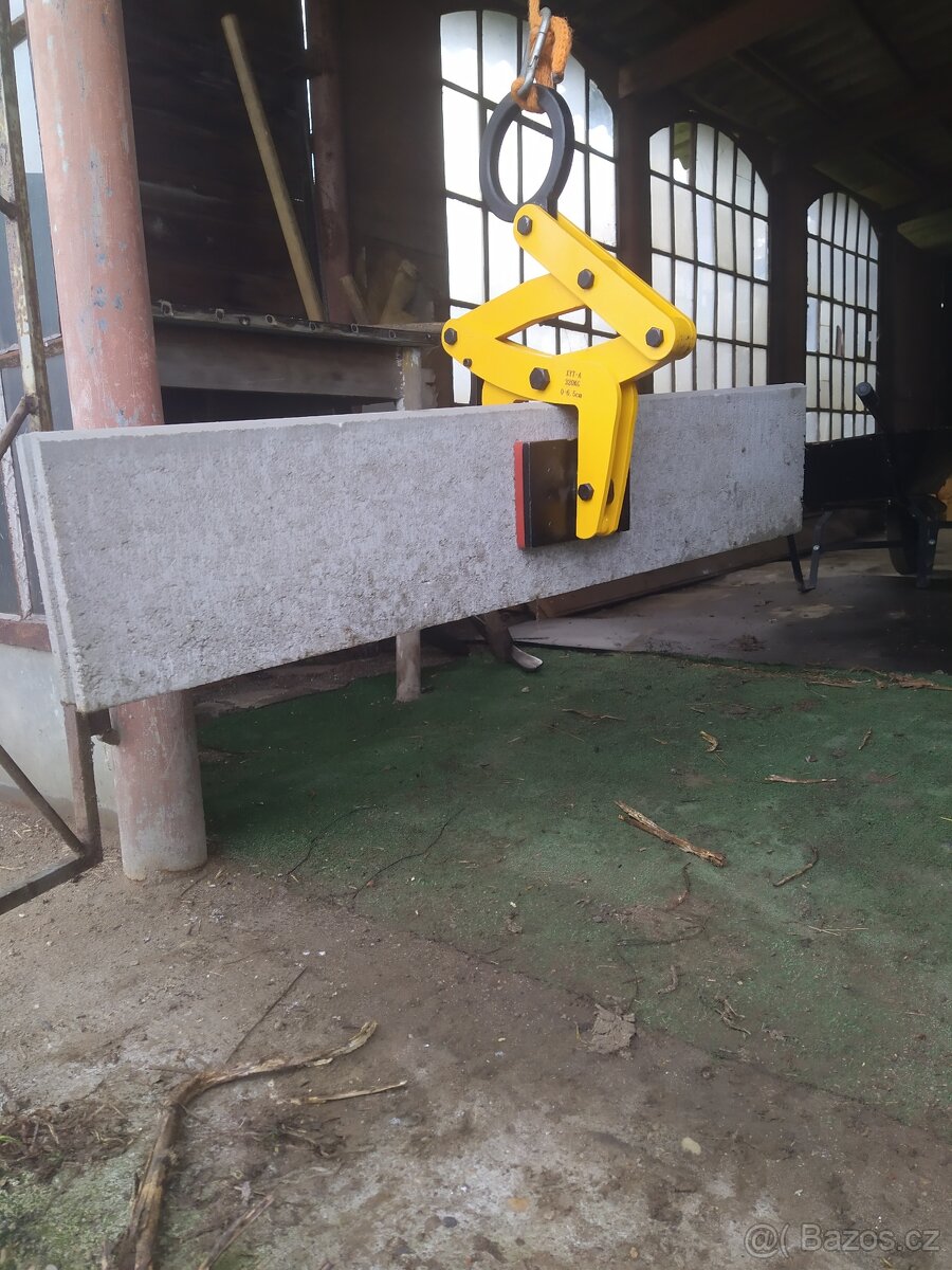 Samosvorné manipulační kleště na stavbu betonového plotu - 7