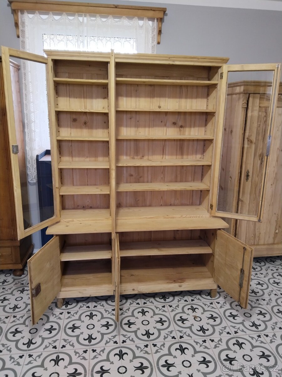 Stará knihovna, vitrína po renovaci - 7