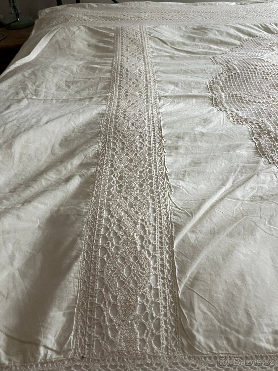 Starožitný ručně vyšívaný přehoz na postel - 7