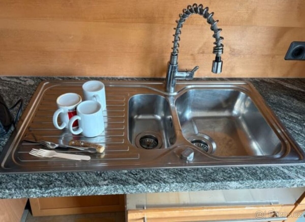 Kuchyně s ostrůvkem, kamennou deskou a spotřebiči,5708 - 7