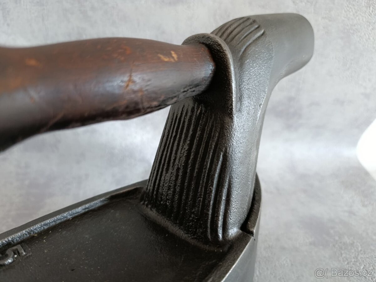 Stará velká orig. atypická žehlička s komínem. Krásná atyp - 7